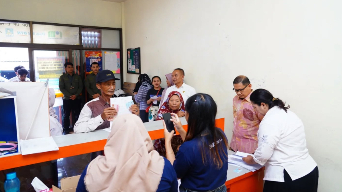 Ilustrasi penyaluran bansos di Kantor Pos