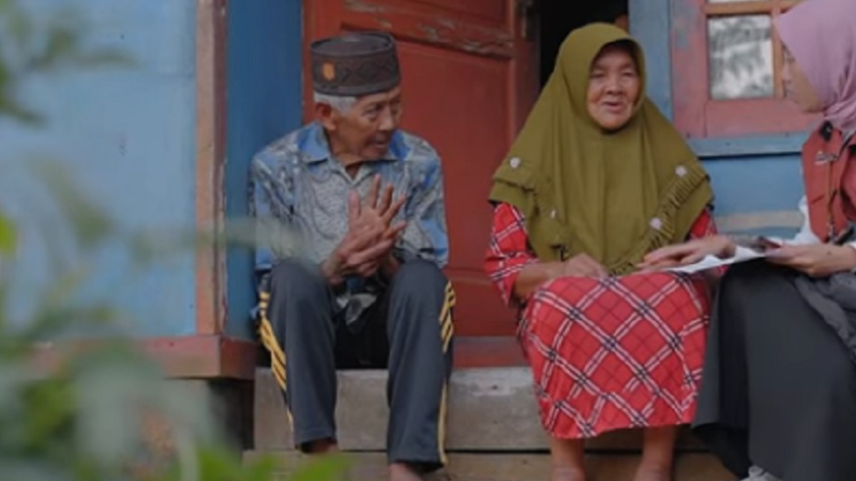 Ilustrasi petugas menyalurkan bansos ke rumah KPM
