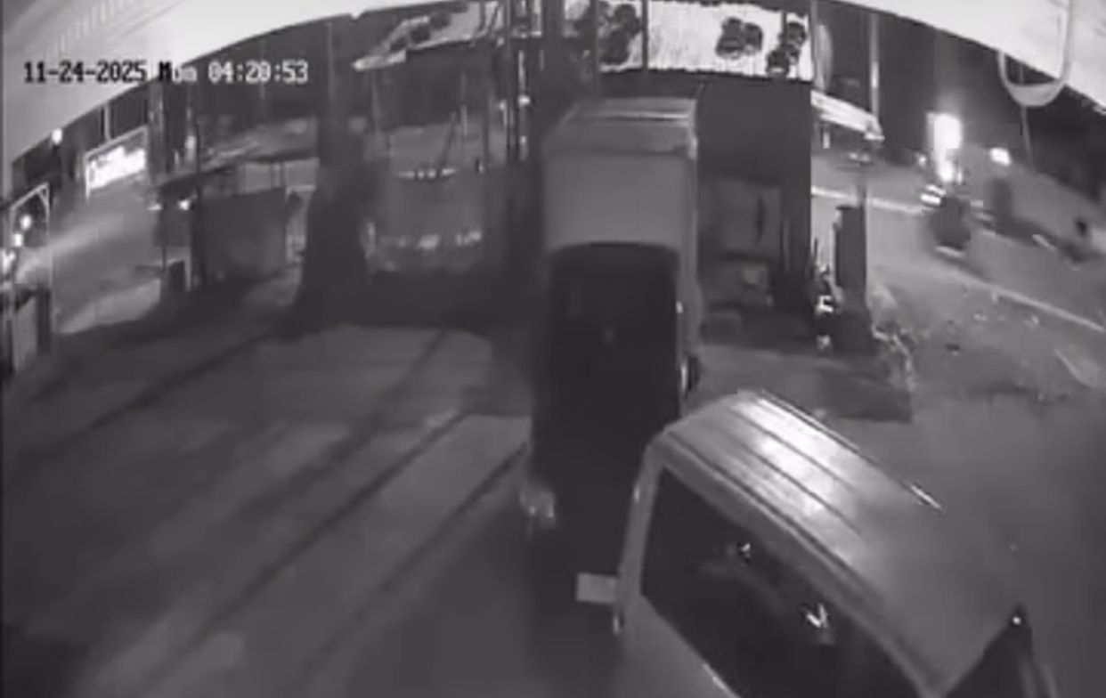 Tangkapan layar CCTV aksi pencurian di Jalan Jakarta Bogor.