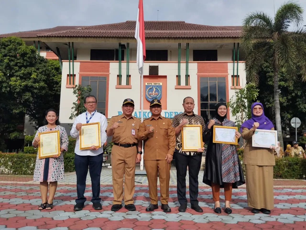 Pemkot Bogor menerima penghargaan bidang Kesehatan dari Pemprov Jawa Barat.