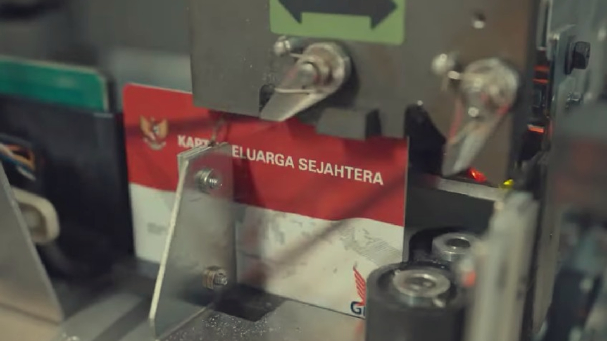 Proses pencetakan kartu KKS Bansos.