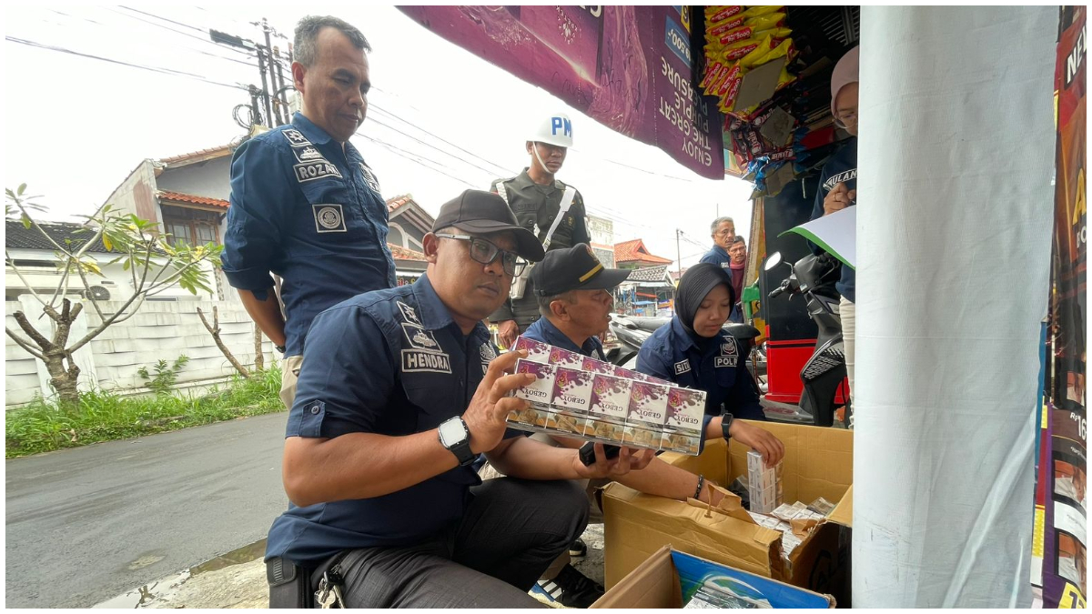 Operasi pemberantasan rokok ilegal di Tanah Sareal Kota Bogor.
