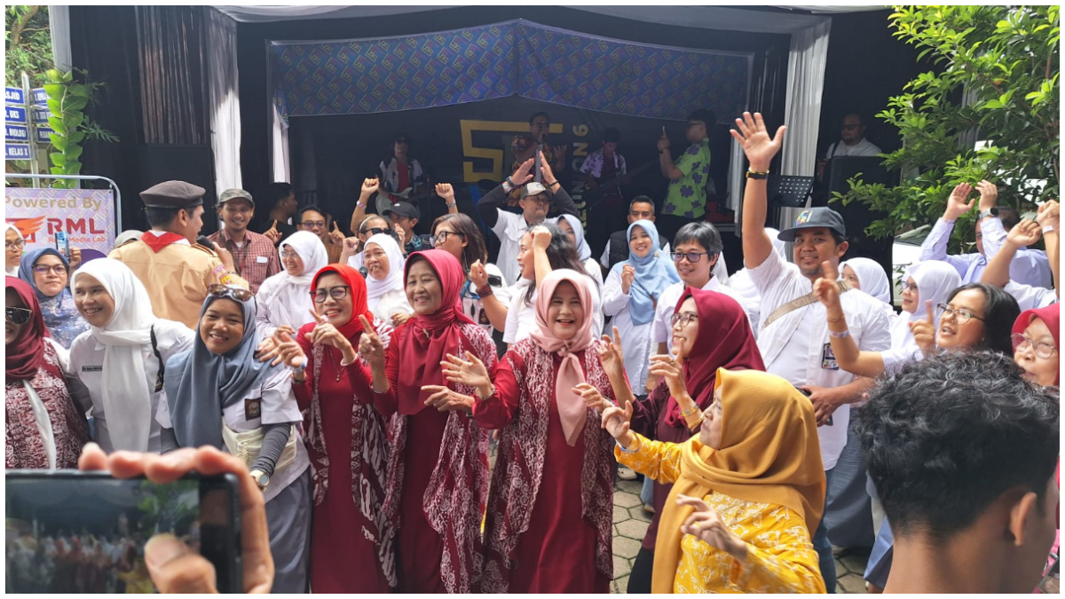 Suasana reuni perak SMAN 6 Kota Bogor yang berlangsung di sekolah, pada Minggu 23 November 2025.