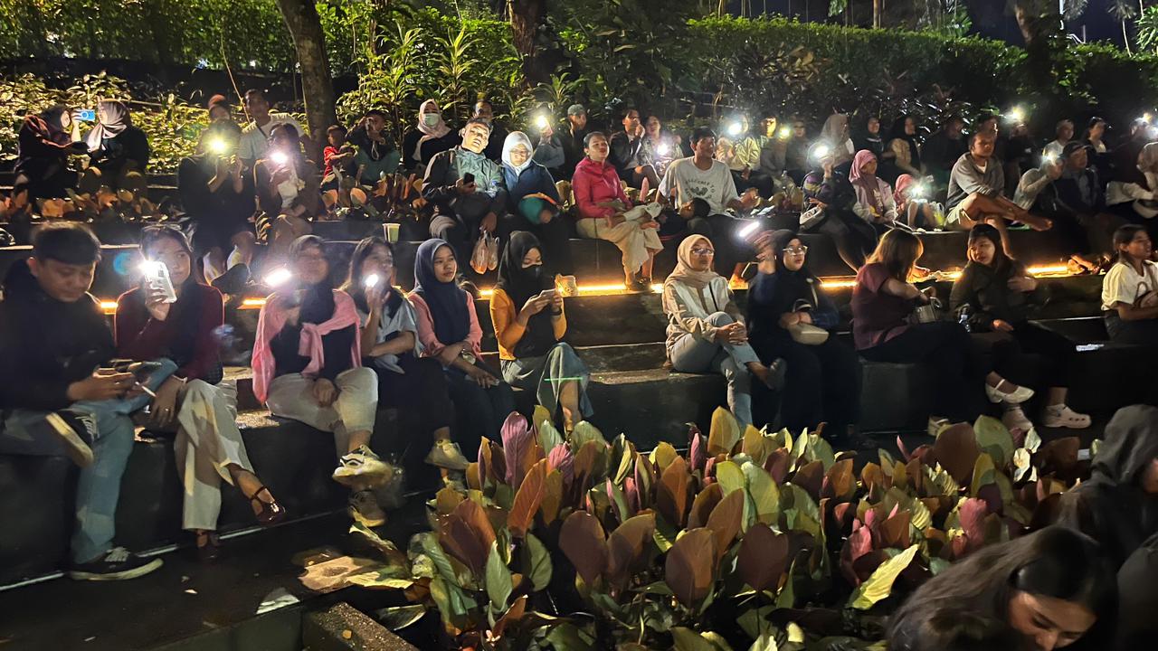 Suasana warga saat menyaksikan konser gratis di Taman Ekspresi, Kota Bogor.