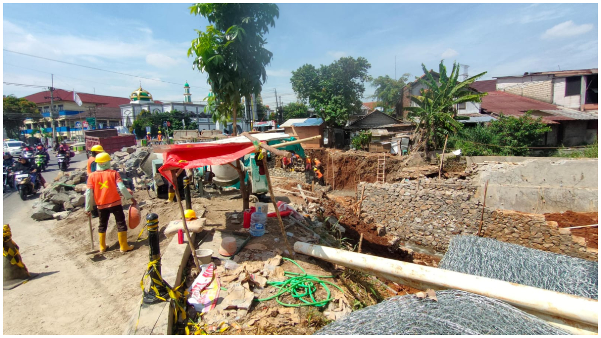 Perbaikan tebing jalan yang ambles dan longsor di Cipayung Kota Depok.