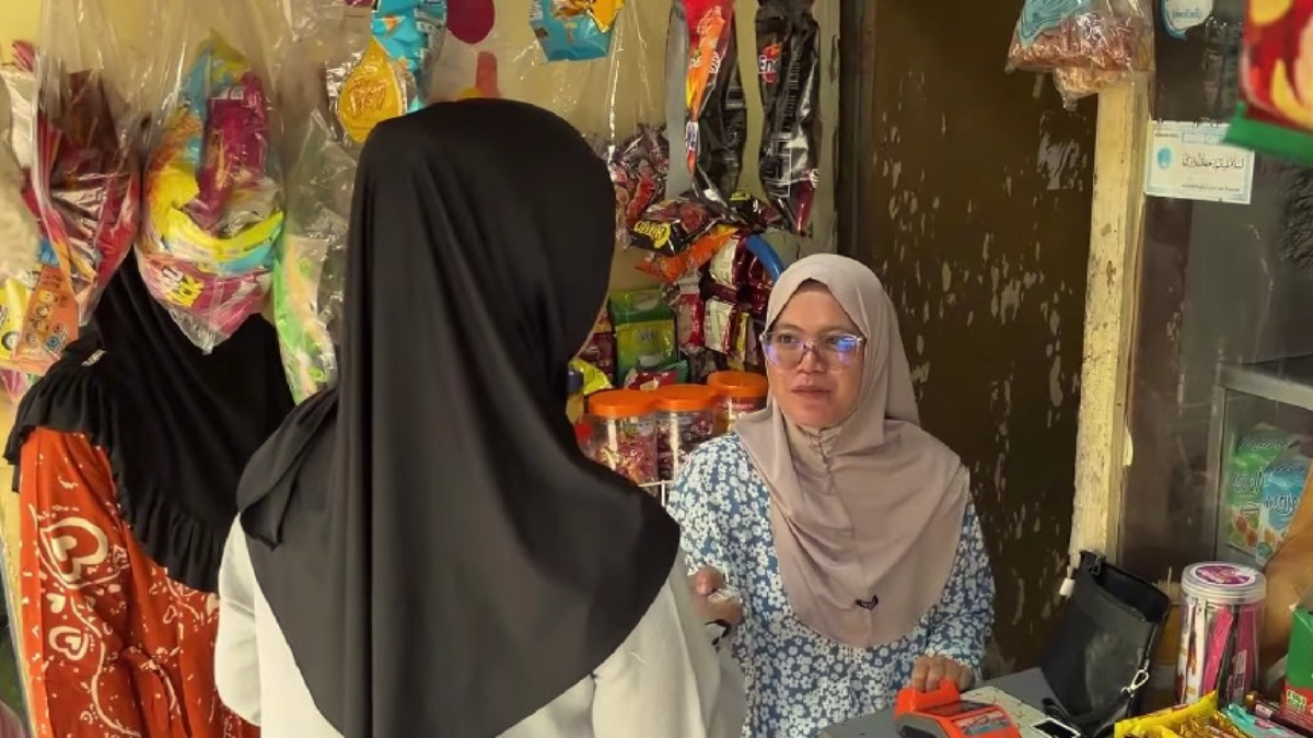 Warga sedang mencairkan dana Bansos.