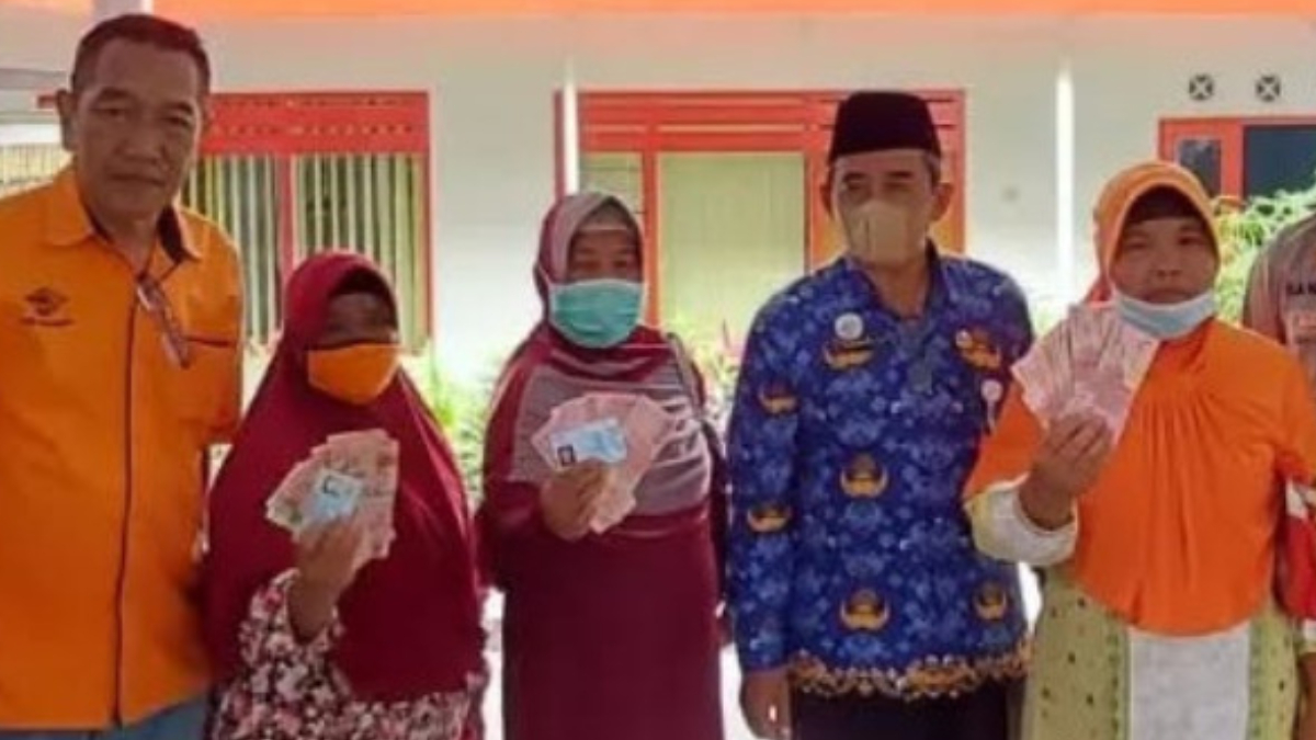 Ilustrasi: Penyaluran bantuan sosial (bansos) kepada&nbsp;keluarga penerima manfaat.&nbsp;