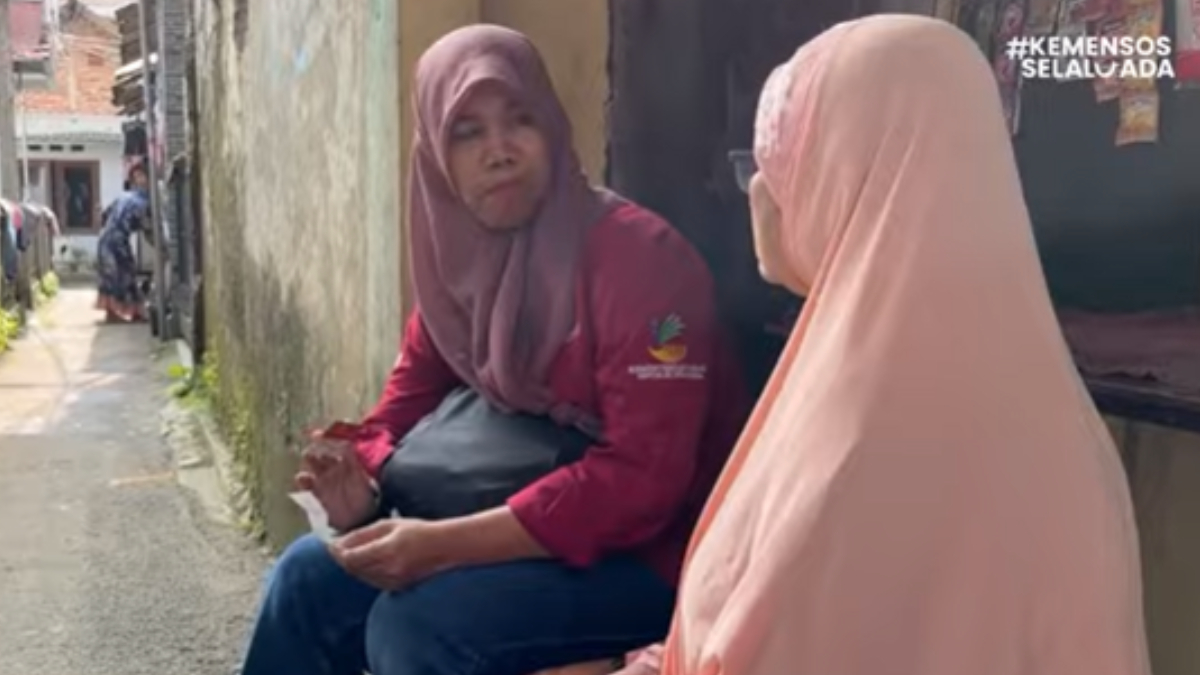 Ilustrasi: Petugas pendamping sosial saat melakukan pengecekan penerima bantuan sosial (bansos).