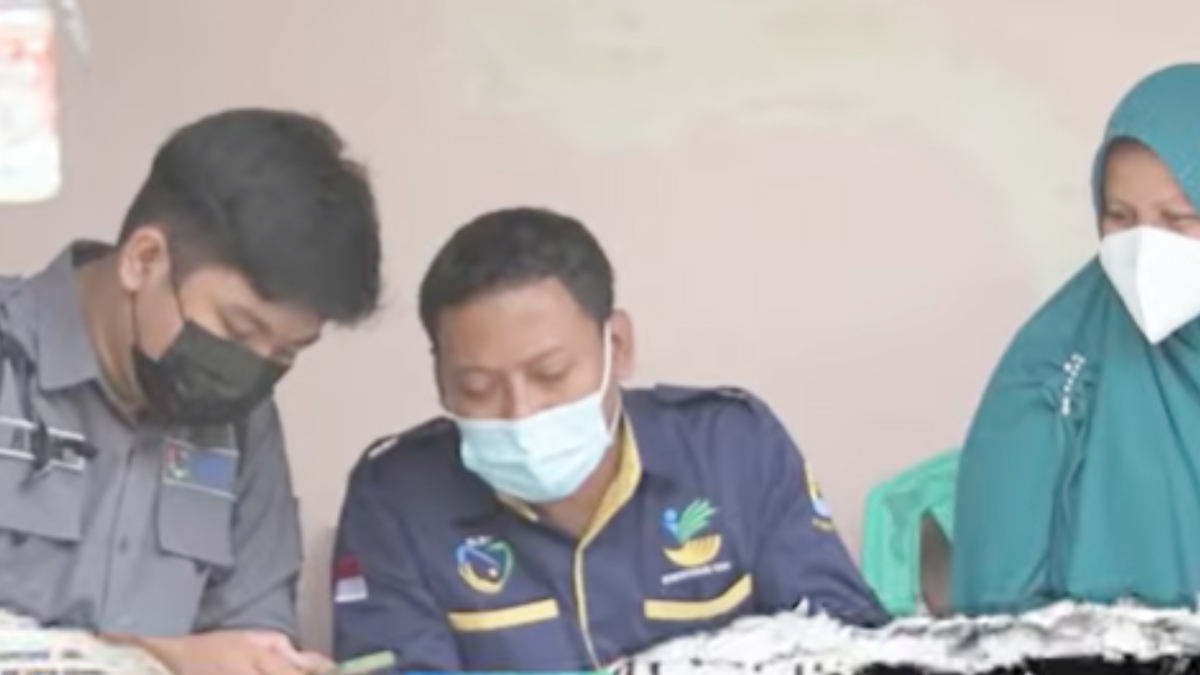 Ilustrasi: Petugas pendamping sosial saat melakukan pengecekan penerima bantuan sosial (bansos).