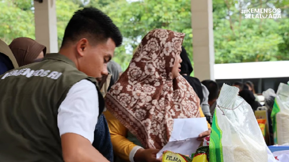 Ilusrasi: Penyaluran bantuan sosial (bansos) kepada KPM.&nbsp;