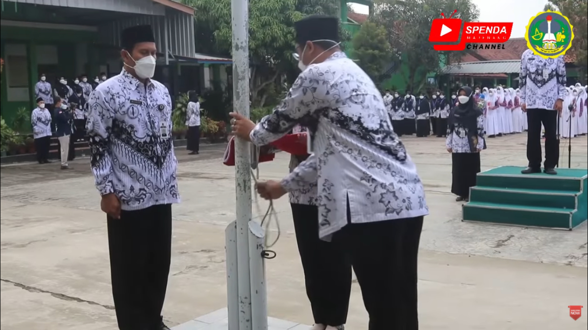 Ilustrasi: Suasana pengibaran bendera pada Upacara Hari Guru Nasional.&nbsp;