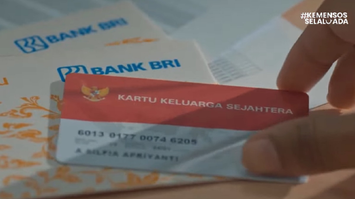 Ilustrasi pengecekan bansos BPNT lewat kartu KKS Bank Himbara milik KPM.
