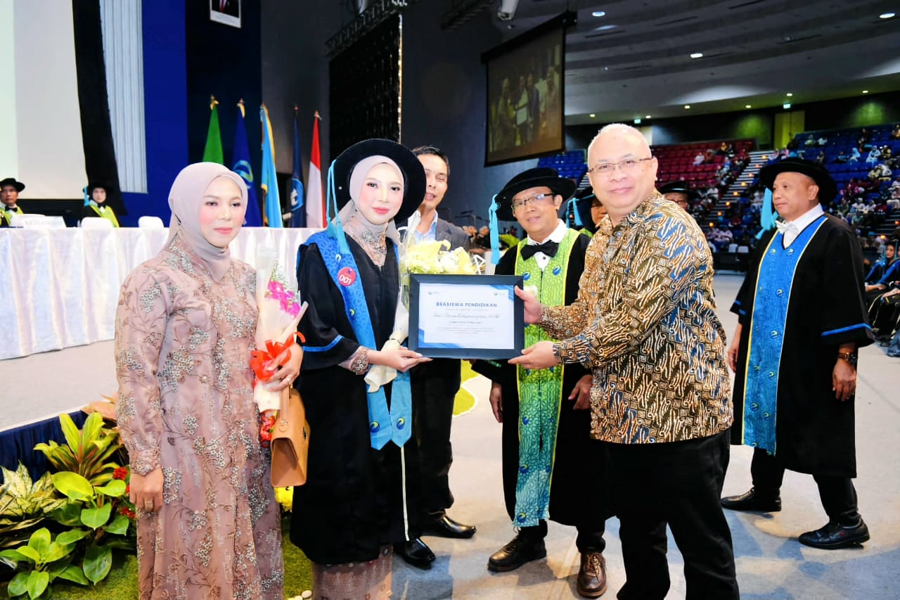 Pemberian beasiswa dari bank bjb dilakukan saat Wisuda Universitas Ekuitas Indonesia Gelombang I Tahun Akademik 2024/2025 di Sabuga Bandung, Kamis 21 November 2025.