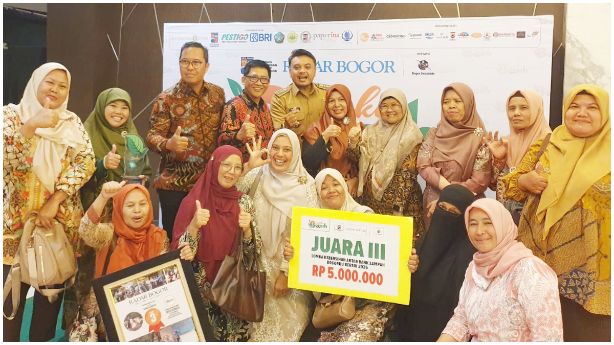 Pengurus Bank Sampah Kenari saat memperoleh Juara III Bogorku Bersih 2025.