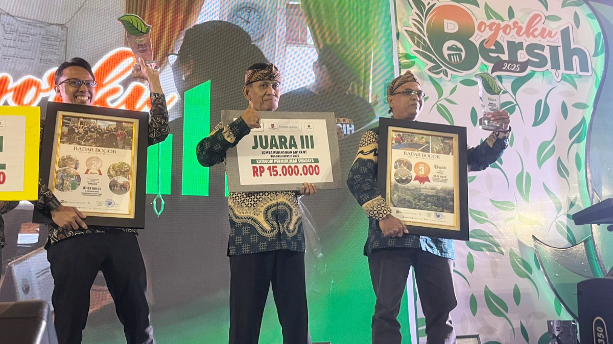Warga RT 02 RW 13 Kelurahan Kedungbadak, Kecamaran Tanah Sareal Kota Bogor menjadi Juara III Bogorku Bersih 2025 kategori Permukiman Swadaya.