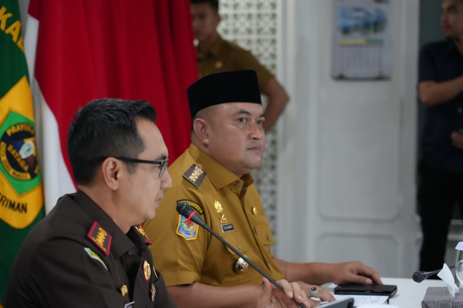 Bupati Bogor Rudy Susmanto didampingi Kepala Kejaksaan Negeri Kabupaten Bogor, Denny Achmad saat membentuk satgas percepatan pembangunan Koperasi Desa Merah Putih.