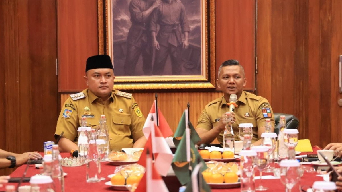 Bupati Bogor Rudy Susmanto dan Wakil Wali Kota Bogor Jenal Mutaqin saat rapat di Pendopo Bupati Bogor.