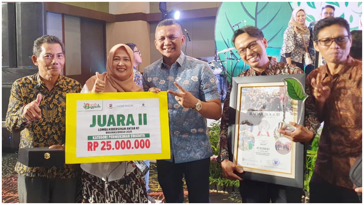 RT 03 RW 03 Kelurahan Cilendek Timur, Kota Bogor saat menerima penghargaan Juara 2 Bogorku Bersih 2025.
