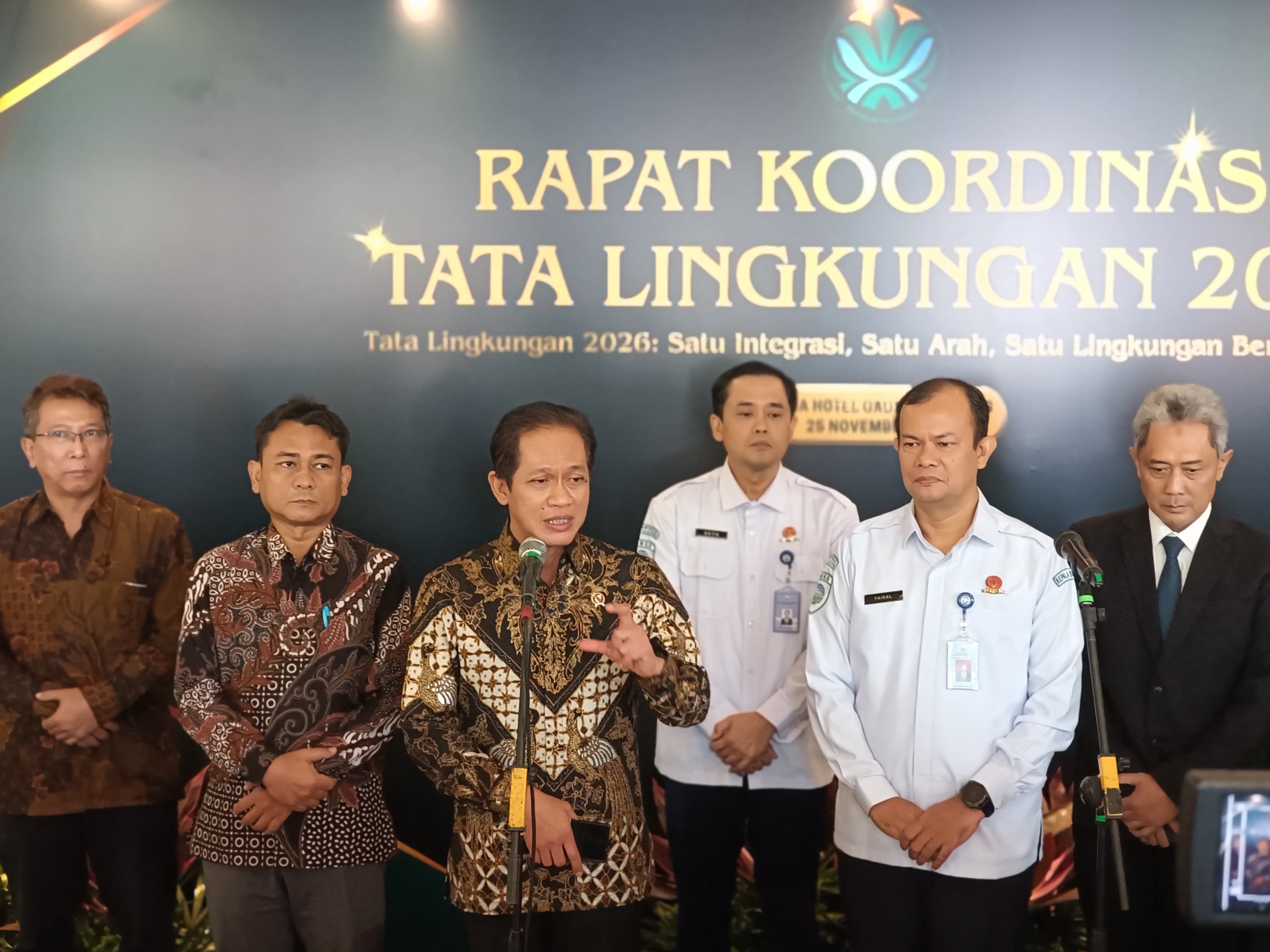 Menteri Lingkungan Hidup, Hanif Faisol Nurofiq, usai Rakor Tata Lingkungan dan launching EGIS di Atria Hotel Gading Serpong, Tangerang Selatan, Selasa 25 November 2025.
