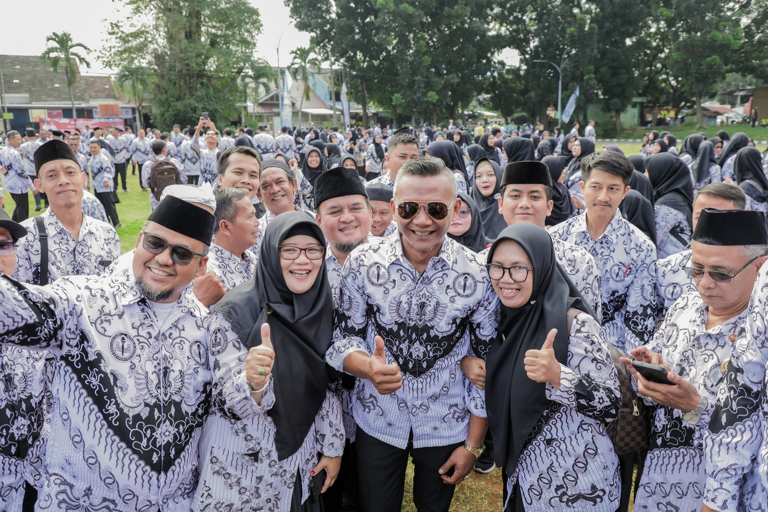 Upacara peringatan Hari Guru Nasional 2025 Tingkat Kota Bogor di Lapangan Kresna, Bantarjati.