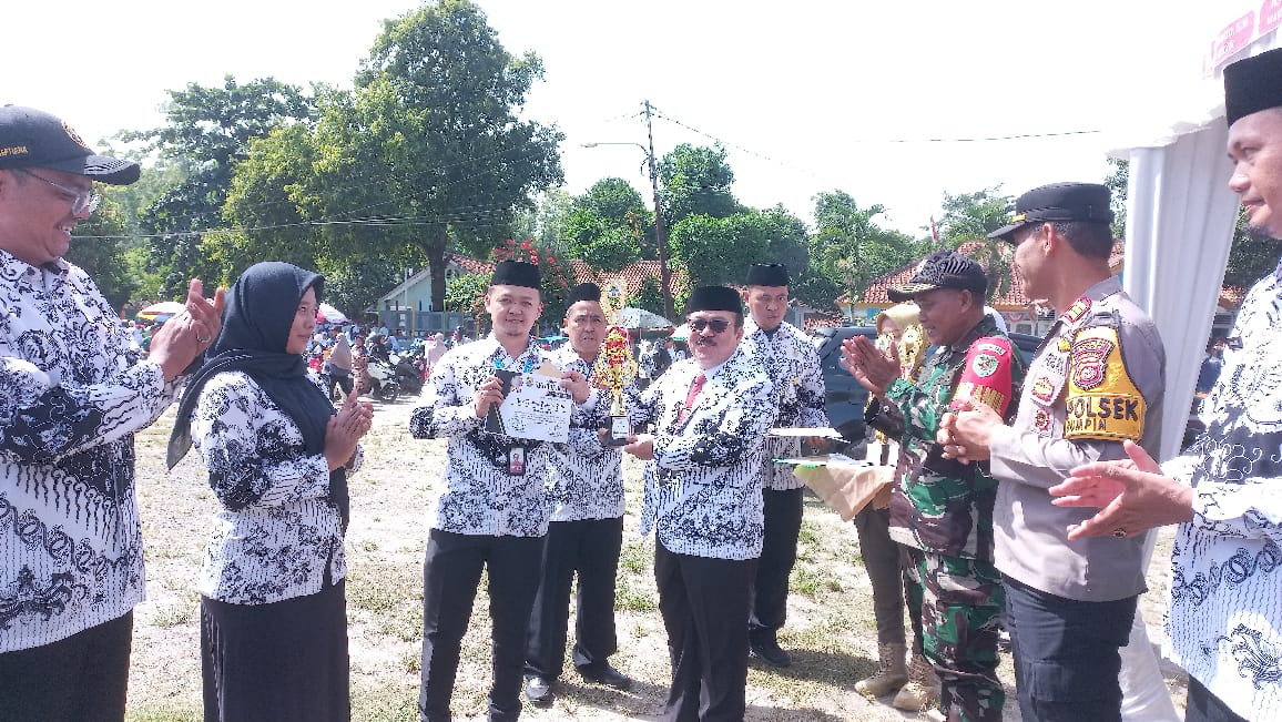 Peringatan Hari Guru Nasional dan HUT PGRI Ke-80 tingkat Kecamatan Rumpin diisi kegiatan pemeriksaan kesehatan gratis dan pembagian Smart Board.