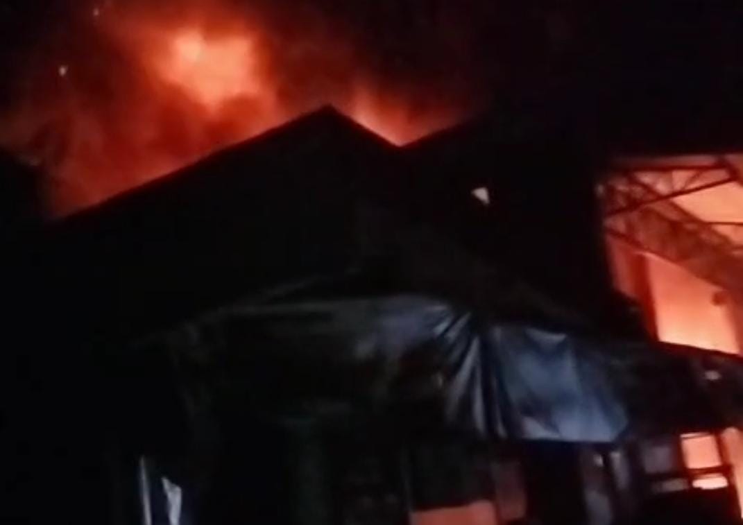 Kebakaran hebat melanda gudang material di Kecamatan Citereup, Kabupaten Bogor, Selasa 25 November 2025.