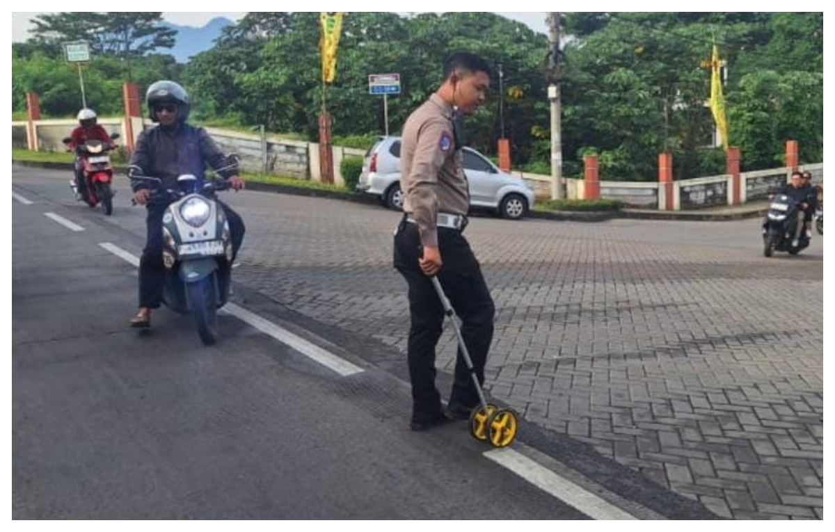 Polisi saat melakukan olah TKP di tempat kecelakaan tunggal di Jalan Raya Cilebut, Desa Cilebut Barat, Kecamatan Sukaraja, Kabupaten Bogor.