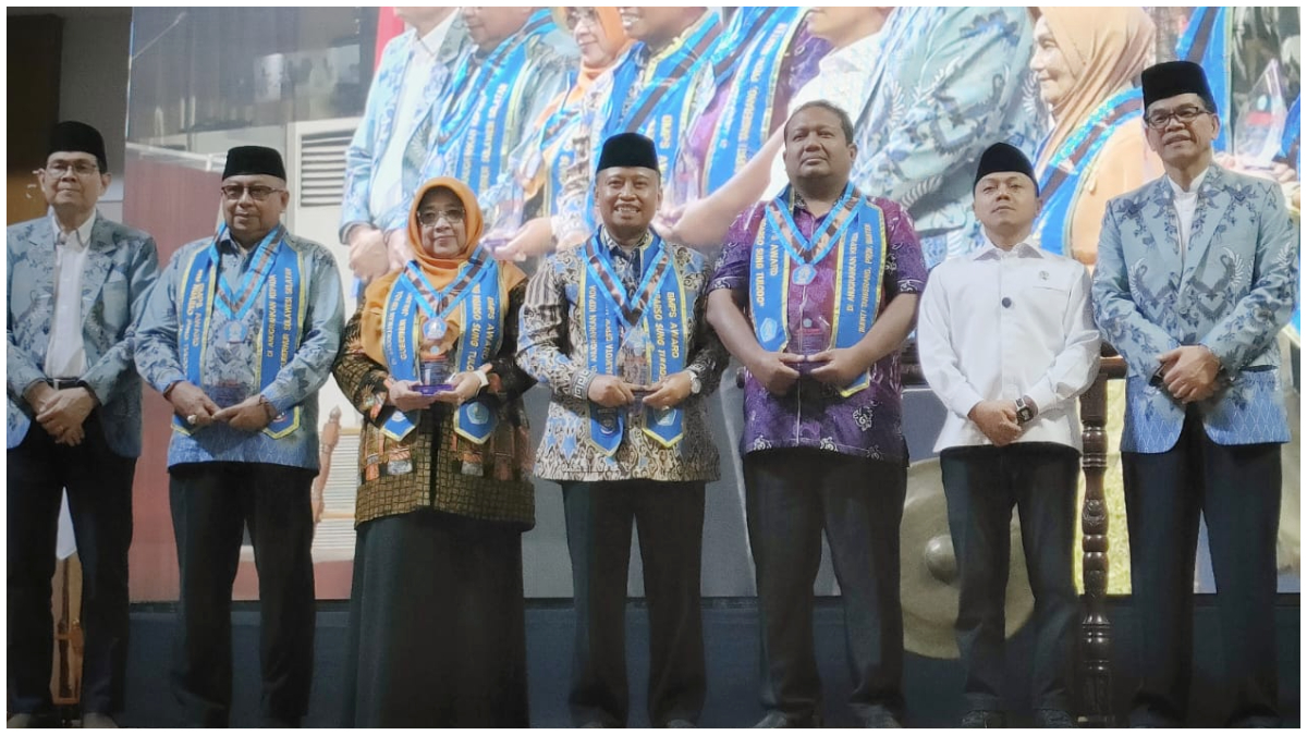 Wali Kota Depok Supian Suri mendapatkan penghargaan Ing Ngarso Sung Tulodo dari BMPS Nasional.