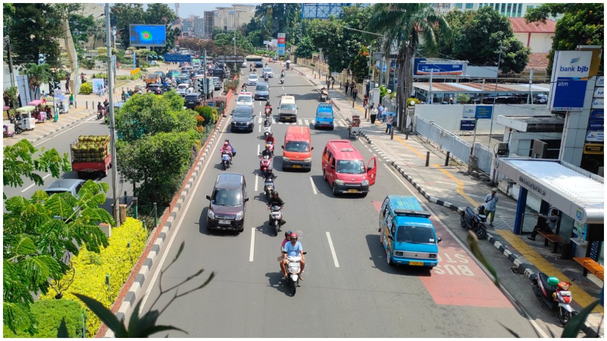 Suasana lalu lintas di Jalan Raya Margonda Kota Depok. Di sana akan dibangun Flyover Margonda.