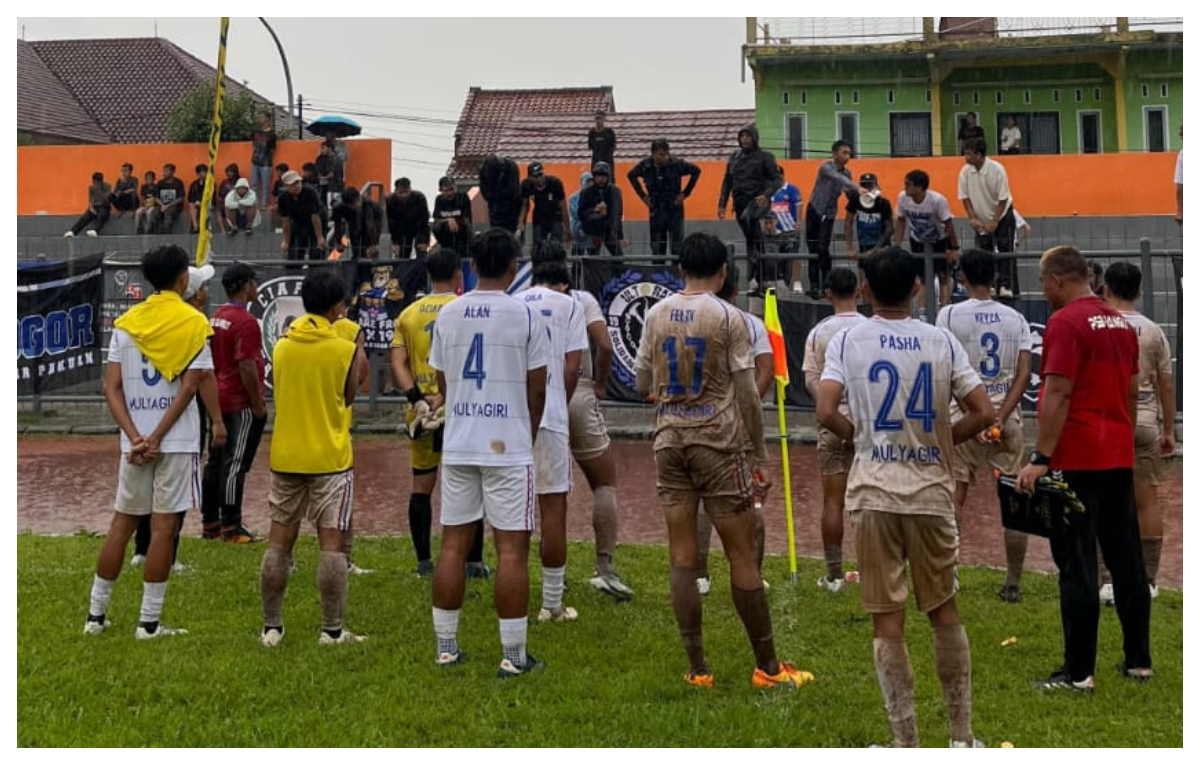 Para suporter PSB Bogor memberikan dukungan kepada tim saat laga babak 12 besar Liga 4 Seri 1 Jawa Barat, belum lama ini.