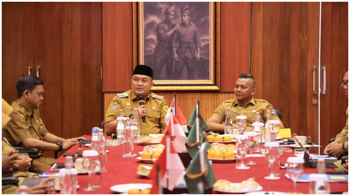Bupat Bogor Rudy Susmanto dan Wakil Wali Kota Bogor Jenal Mutaqin pada pertemuan di Pendopo Bupati membahas rencana pembangunan PSEL.
