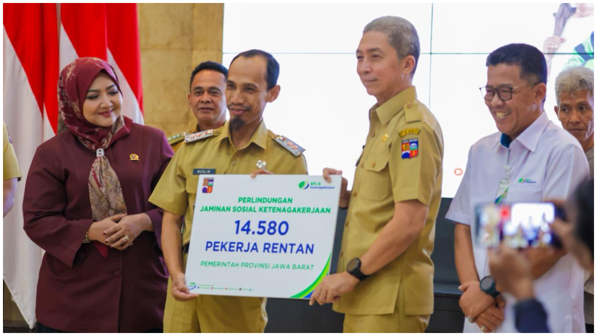 Penyerahan simbolis Perlindungan Jaminan Sosial Ketenagakerjaan bagi Pekerja Rentan Kota Bogor di Paseban Sri Baduga, Balai Kota Bogor.