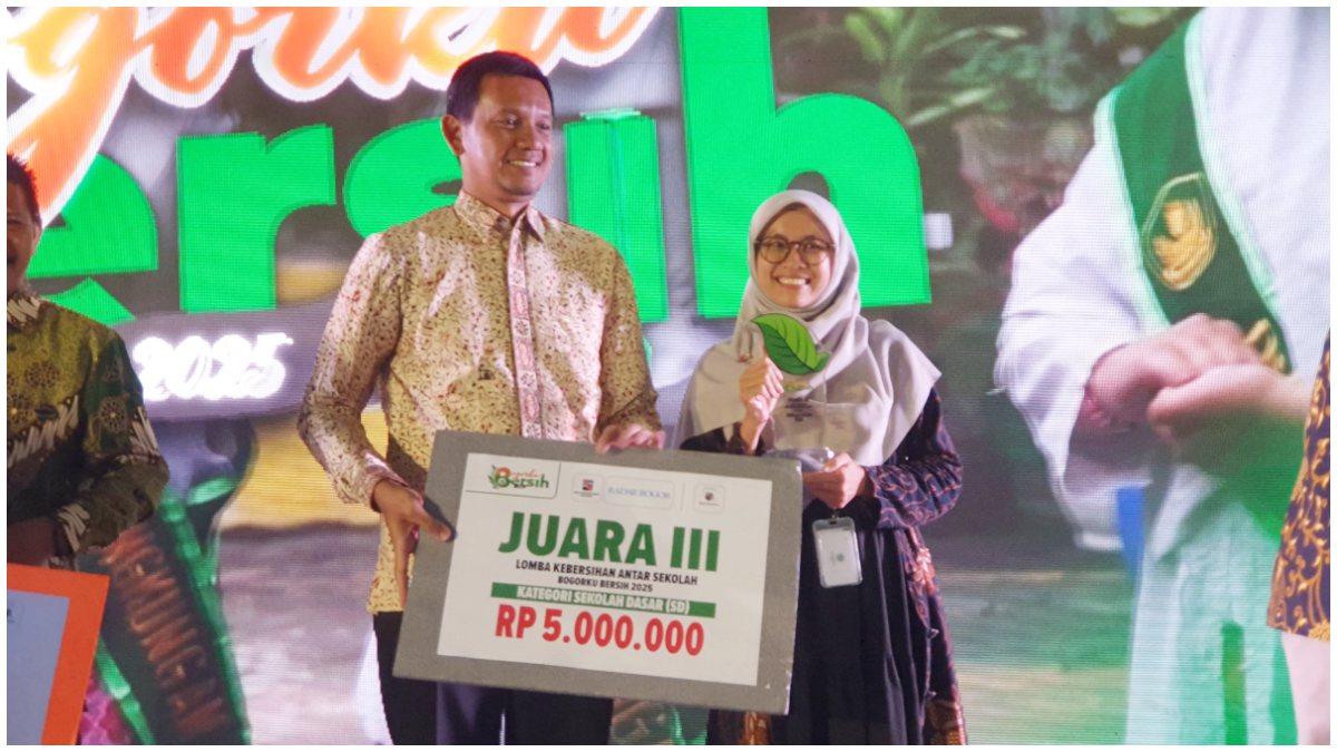 Perwakilan SD Alam Bogor saat menerima penghargaan Juara 3 Bogorku Bersih 2025.