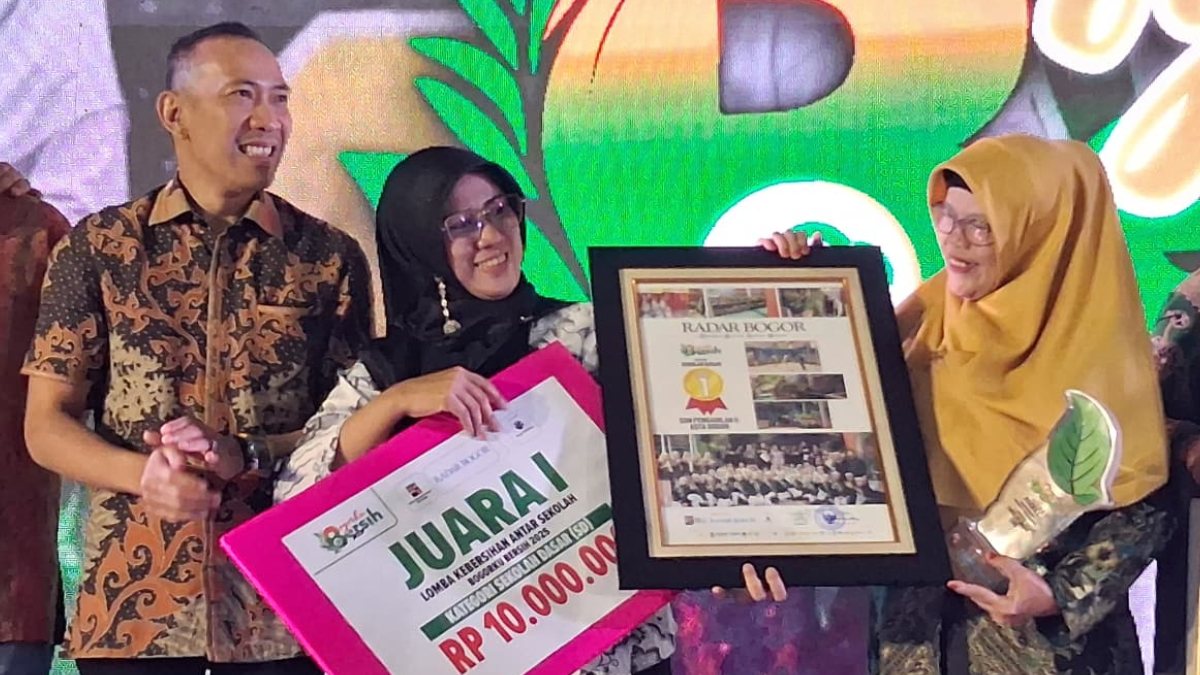 Kepala SDN Pengadilan 5 Kota Bogor saat menerima piagam pernghargaan juara 1 Bogorku Bersih 2025.