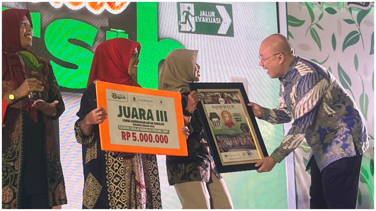 Penyerahan penghargaan Juara III Bogorku Bersih 2025 kepada SMPN 14 Kota Bogor.
