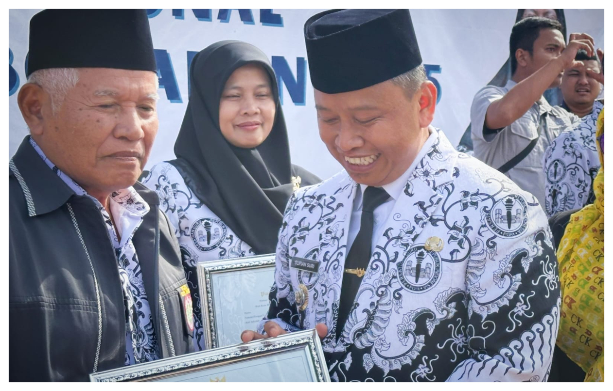 Mustofa (kiri), guru SD Walikota Depok Supian Suri saat memperingati hari guru di Balaikota Depok, Selasa 25 Novemver 2025.