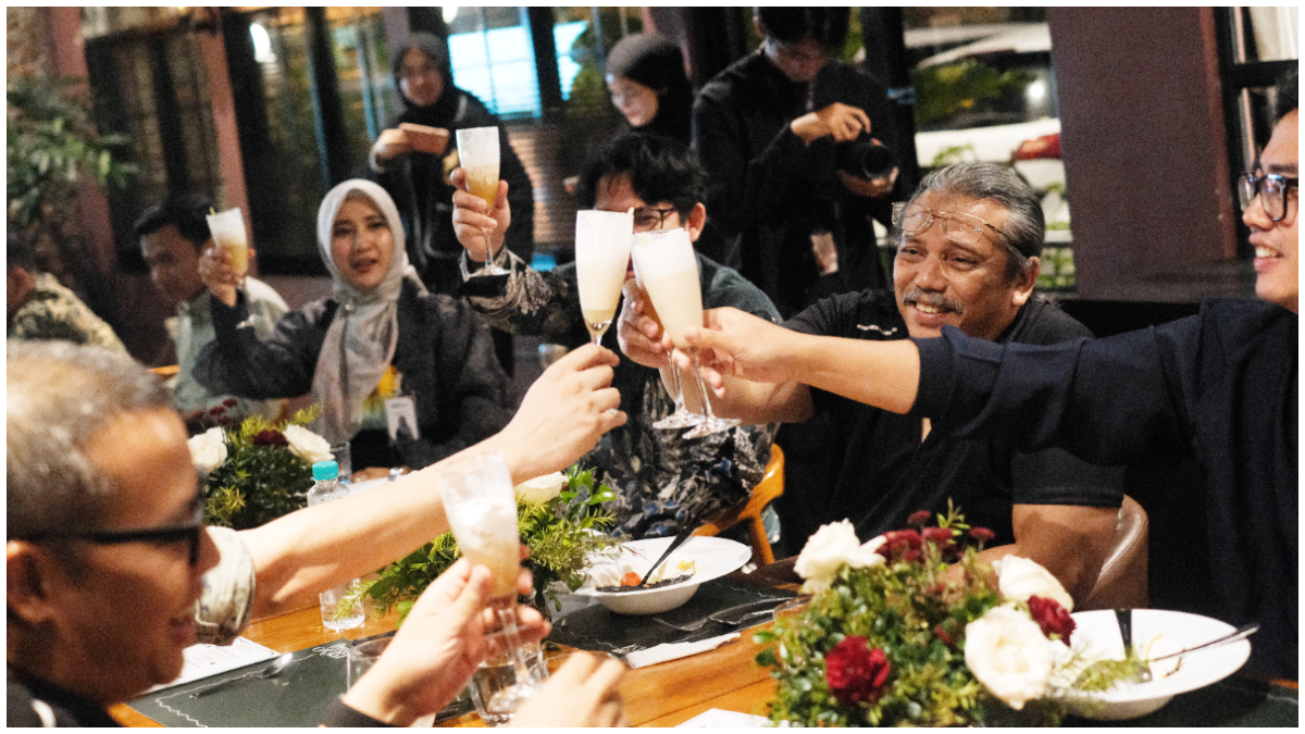 Pengunjung sata menikmati sajian kuliner istimewa dari Susu Mbok Darmi.