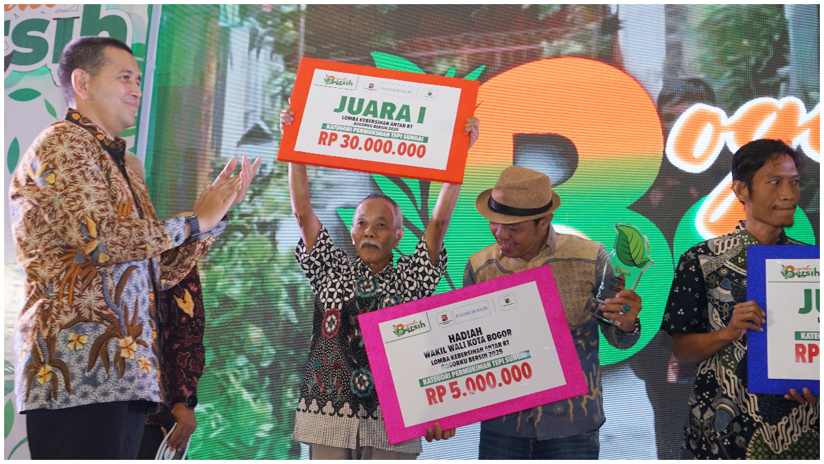Penyerahan hadiah kepada juara 1 Lomba Bogorku Bersih Kategori Permukiman Tepi Sungai oleh Danrem 061 Suryakencana, Brigjen TNI Thomas Rajunio.