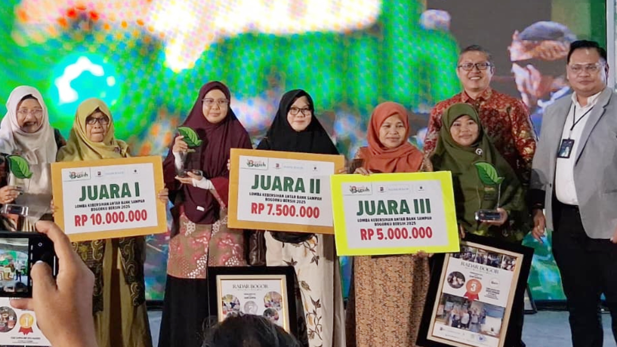 Pemenang Bogorku Bersih 2025 kategori bank sampah saat menerima piagam penghargaan di IICC, Kota Bogor.