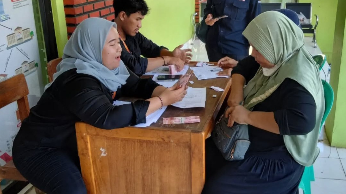 Ilustrasi: Petugas pendamping sosial saat melakukan pengecekan penerima bantuan sosial (bansos).