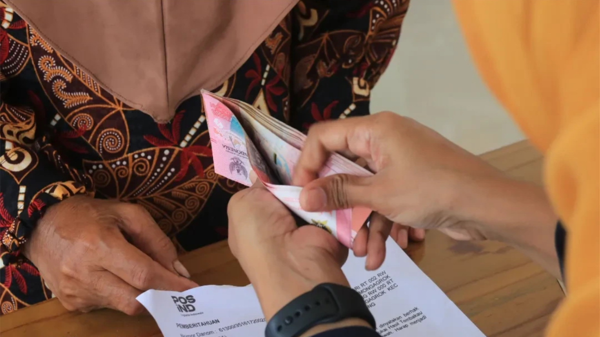 Ilustrasi: Penyaluran bantuan sosial (bansos)&nbsp;kepada KPM.&nbsp;