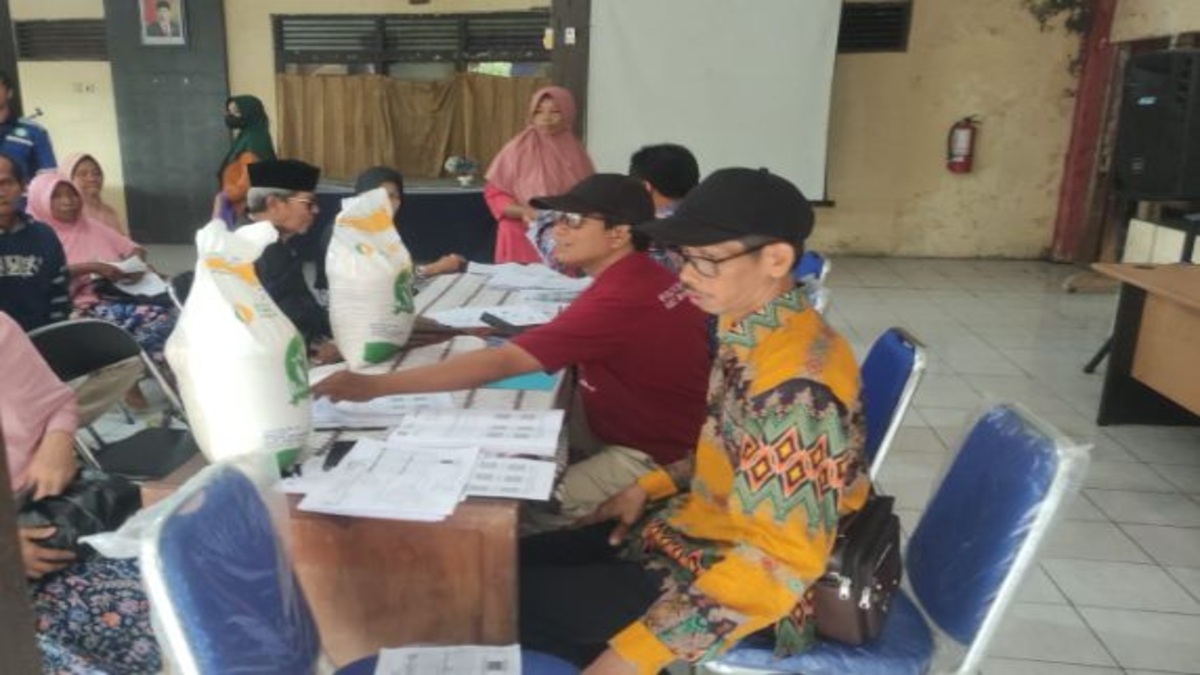 Ilustrasi KPM desil 1&ndash;4 mengambil bantuan beras 20 kg dan minyak goreng