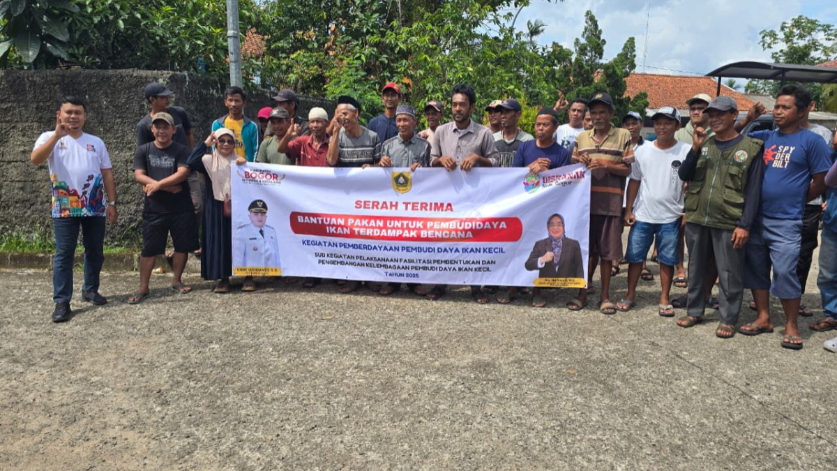 Serah terima bantuan pakuan untuk pembudidaya ikan terdampak bencana di Kecamatan Ciseeng, Kabupaten Bogor.