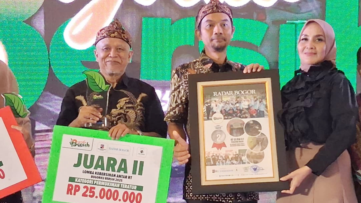 Ketua RT 01 RW 07, Perumahan Pabaton Indah, Kelurahan Tanah Sareal, Joko Novianto saat menerima piagam penghargaan di IICC, Kota Bogor.