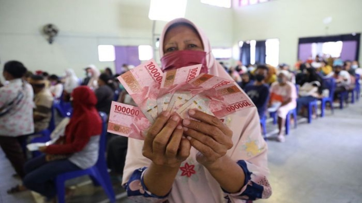 KPM menerima bansos BLT Kesra Rp900 ribu melalui Pos.