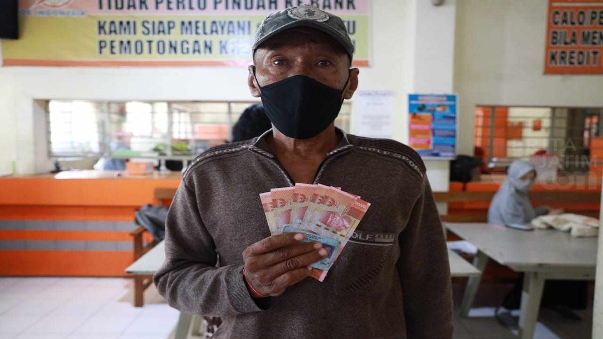 Ilustrasi: Penyaluran bantuan sosial (bansos) kepada KPM.