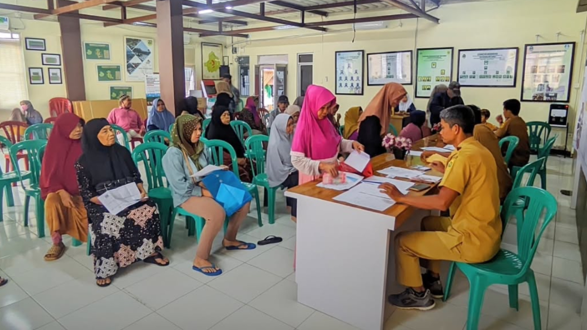 Ilustrasi: Penyaluran&nbsp;bantuan sosial (bansos) kepada KPM.&nbsp;