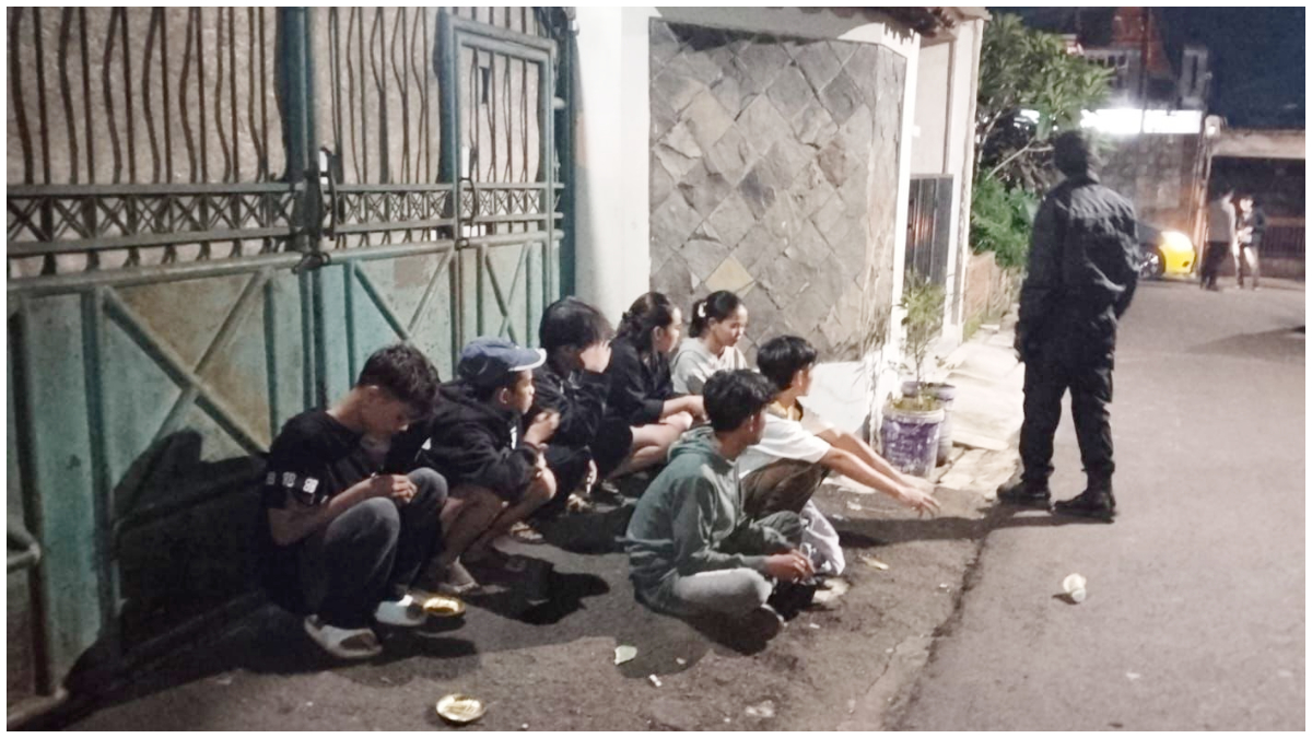Polisi saat mengamankan tuju remaja di Ciwaringin yang hendak melakukan aksi bentrok.