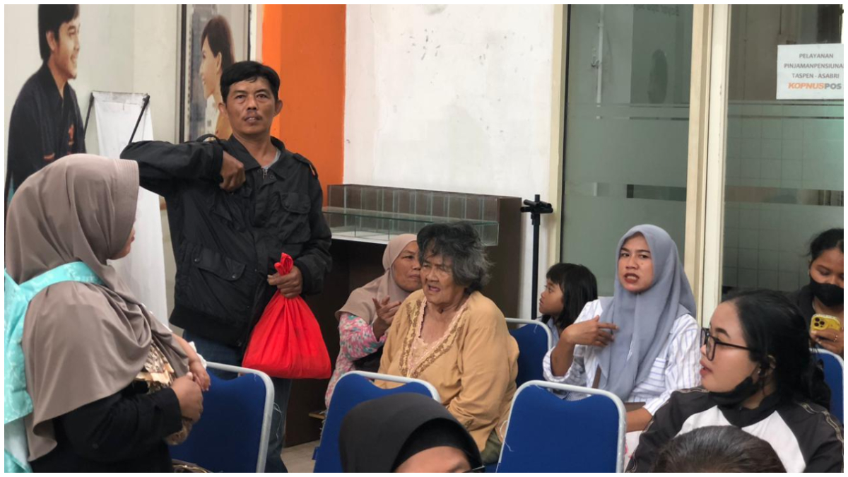 Potret salag satu lansia di Kota Bogor yang tampak antre ke Kantor Pos di Jalan Djuanda untuk menerima BLTS Kesra