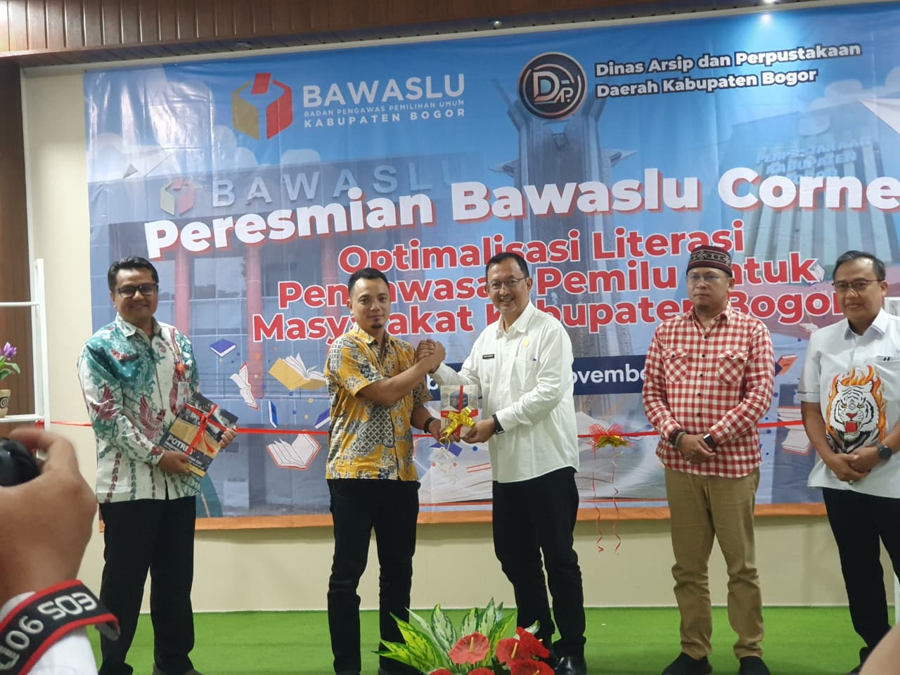 Bawaslu Kabupaten Bogor, saat meluncurkan program Bawaslu Corner di Dinas Arsip dan Perpustakaan Daerah Kabupaten Bogor.